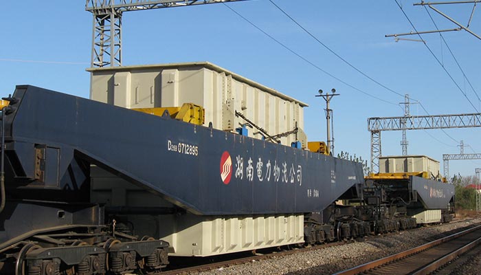 自主研制的D26B鐵路特種自備車，載重290噸，目前公司擁有3輛
