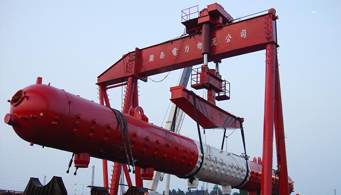 自主研制的500噸桅桿吊、400噸門型吊，公司擁有不同噸位的5臺(tái)