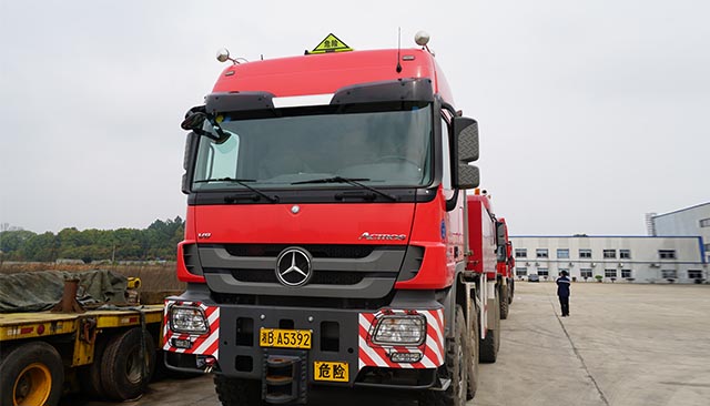 奔馳進(jìn)口8X8牽引車?，牽引能力250噸，現(xiàn)有10輛
